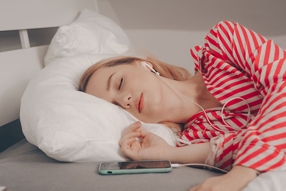 Es malo dormir con los auriculares puestos?