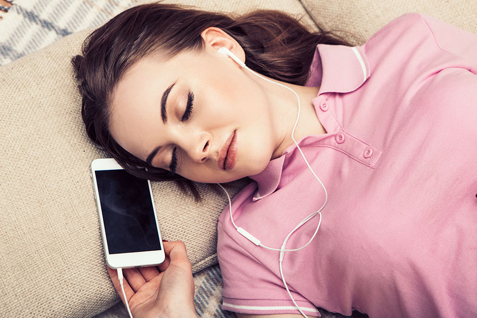 ¿Es malo dormir con los auriculares puestos?